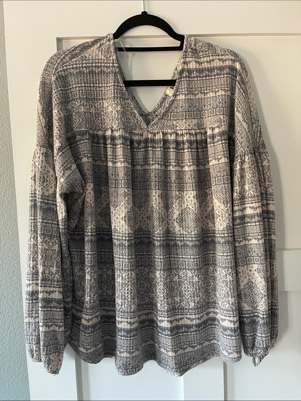 Three Bird Nest Patterned V-Neck Long-Sleeve Swing Top in Gray and Cream
